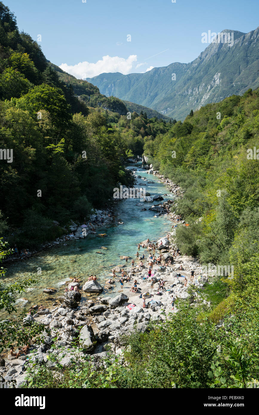 Menschen, die die Sonne und das Baden im Fluss Soca im Sommer in Kobarid, Slowenien nehmen Stockfoto