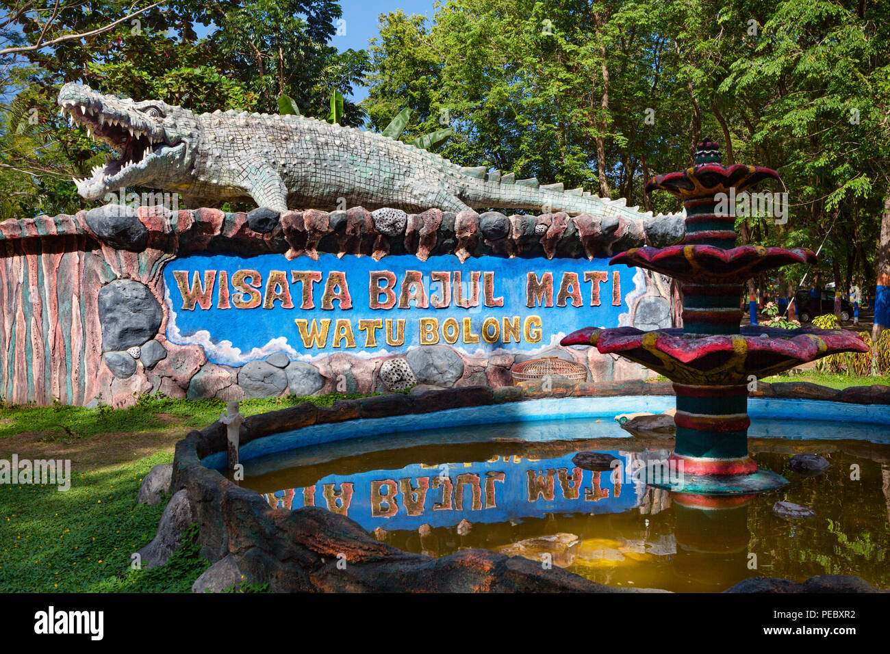 Ost Java, Indonesien - 10. Juli 2018: bajul Mati (totes Krokodil) Meer Strand und Freizeit park Schild beliebter Ort für Familienurlaub zu besuchen Stockfoto