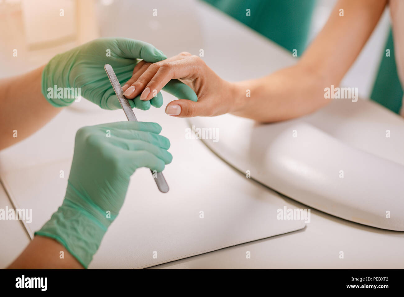 Angenehme schöne Frau, schöne natürliche Maniküre im Nagelstudio Stockfoto