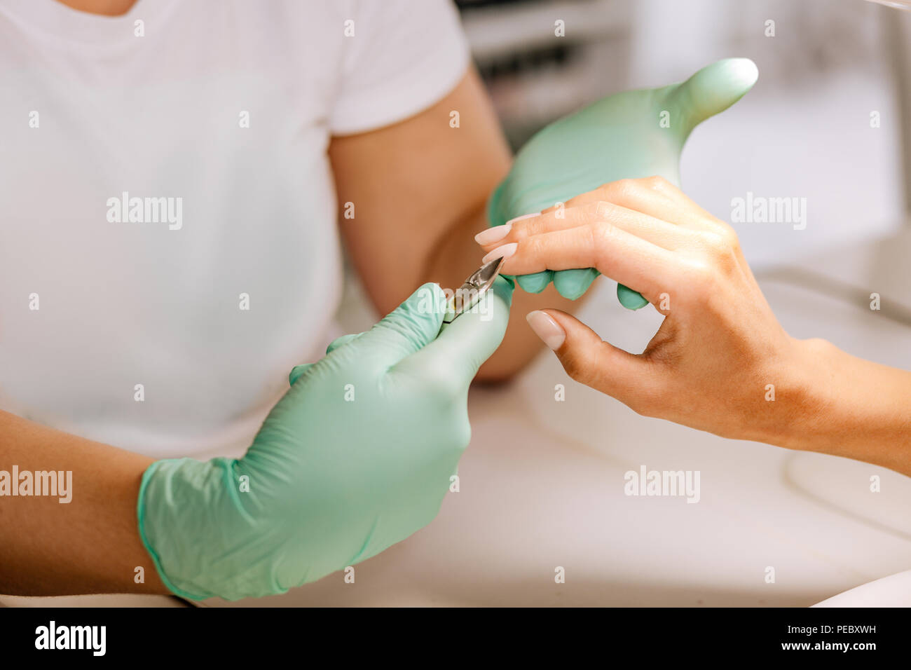 Professionelle Nagel Master arbeiten während Nagelhaut entfernen Stockfoto