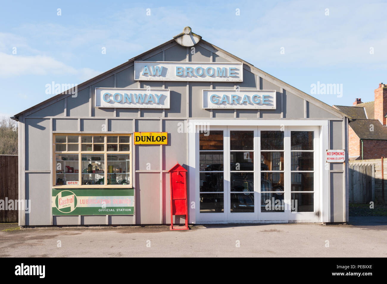 Ein 30er-Garage, Großbritannien Stockfoto