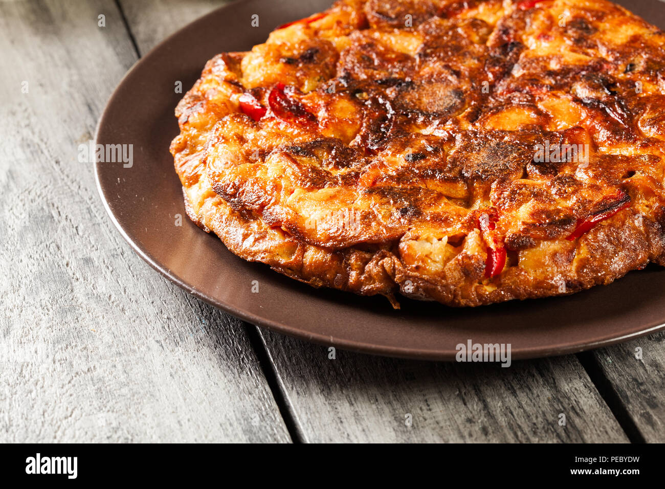 Tortilla de patatas. Spanisches Omelette mit Chorizo Wurst, Kartoffeln ...
