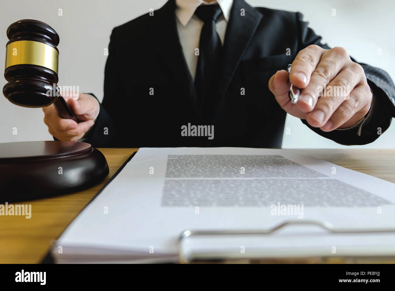 Anwalt arbeiten mit Vertrag Client auf dem Tisch im Amt. Berater, Rechtsanwalt, Anwalt, Richter, Konzept. Stockfoto