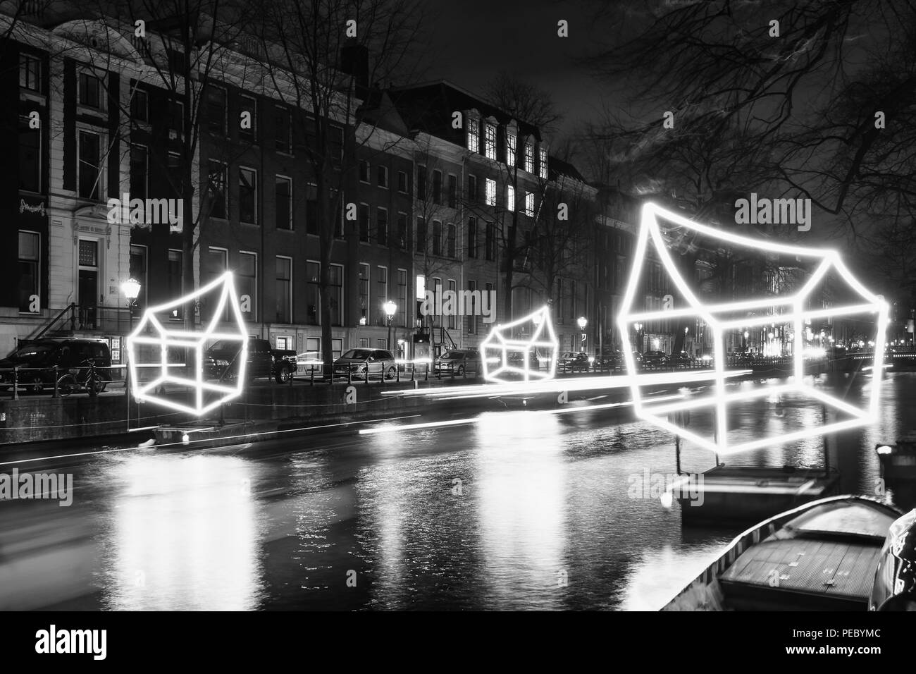 Amsterdam, Niederlande, 26. Dezember 2017: Schwarz-Weiß-Bild der Hütten von Licht schweben über den Kanal während des Festival des Lichts in der Ams Stockfoto