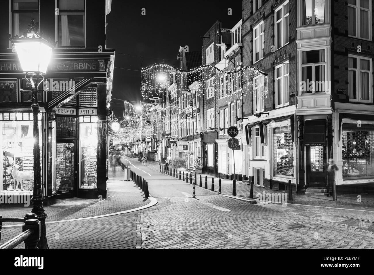 Amsterdam, Niederlande, 26. Dezember 2017: Schwarz und Weiß Foto der Weihnachten dekoriert Nieuwe Spiegelstraat in der Altstadt von Amsterdam. Stockfoto