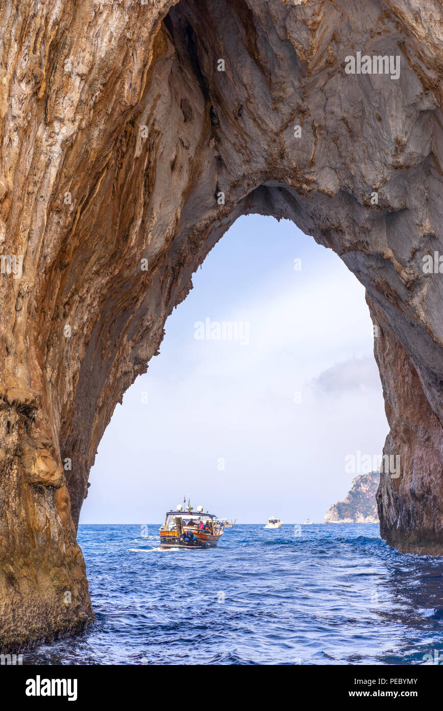 Nähert sich die Faraglioni mit dem Boot sind diese Stapel von Felsen auf der Südseite des Capri gebildet, ein Unterscheidungsmerkmal ist der Torbogen Stockfoto