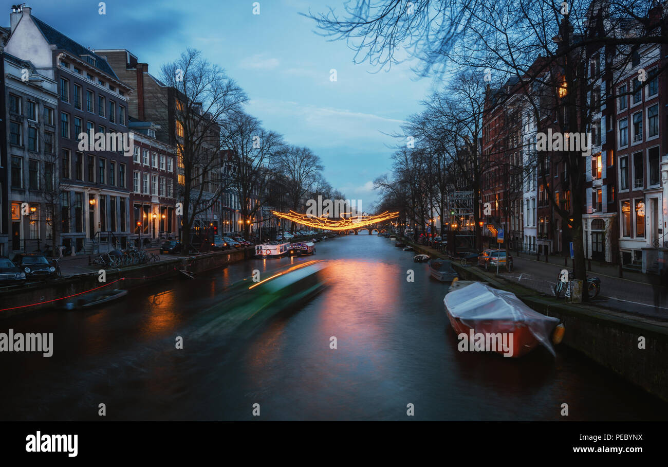 Amsterdam, Niederlande, 26. Dezember 2017: Licht Objekt über die Herengracht während der Light Festival in Amsterdam Stockfoto
