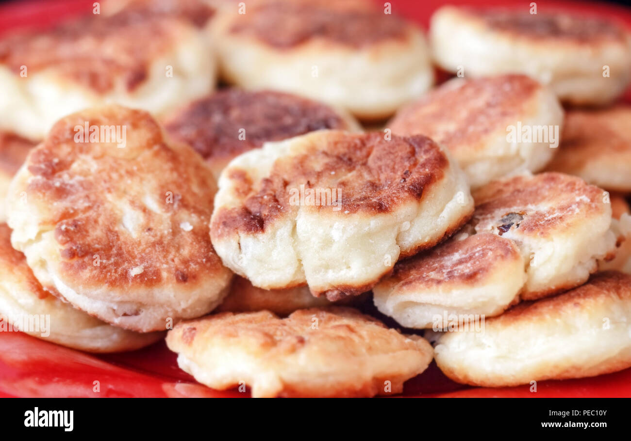 Hausgemachte syrniki auf rote Platte für leckeres Frühstück Stockfoto