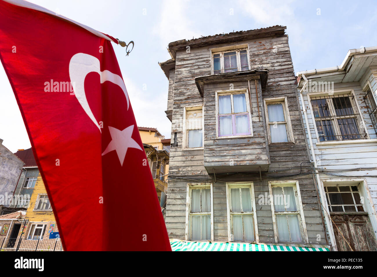 Türkische Flagge und die traditionelle Architektur der Häuser im Bereich der Kariye Muzesi, Edirnekapi in Istanbul, Türkei Stockfoto
