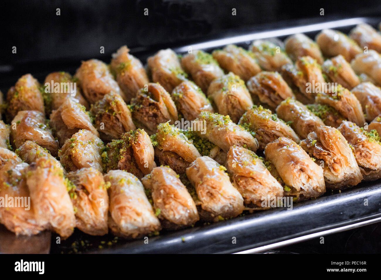 Traditionelles türkisches Dessert - Baklava mit Pistazien auf das Fach ...