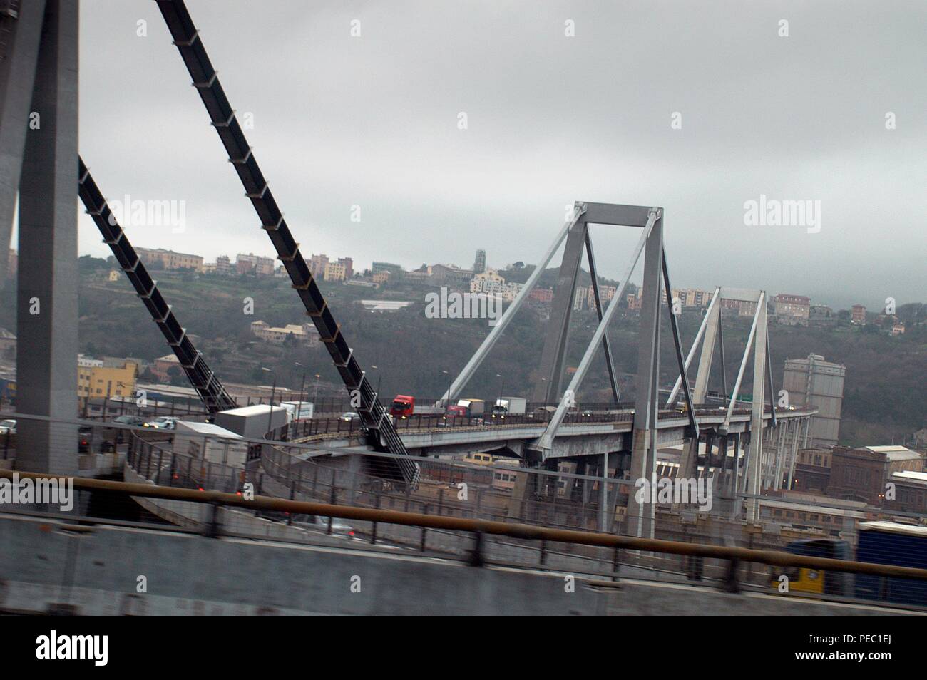 Genua Italien Archiv Foto Der Viadukt Von Der Autobahn A10 Uber Polcevera Fluss Namens Ponte Morandi Die Sich Am 14 August 2018 Zusammengebrochen Wodurch Dutzende Von Toten Stockfotografie Alamy