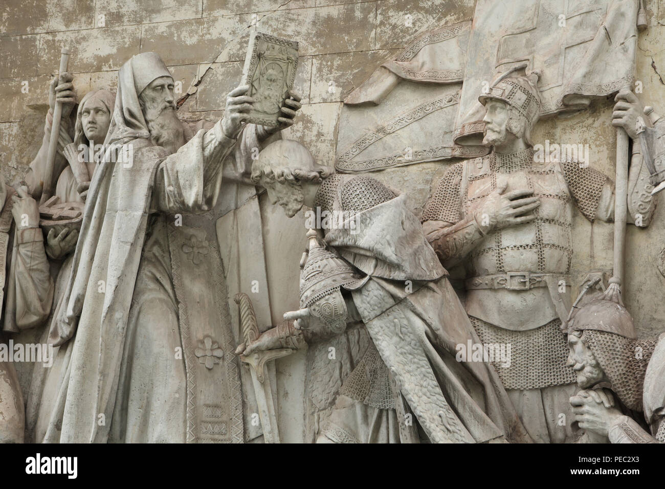 St. Sergius von Radonezh segnet Großfürsten Dmitri Donskoi von Moskau in der Dreifaltigkeit Kloster vor der Schlacht von Kulikovo gegen die Tataren 1380 in der ursprünglichen Marmor hochrelief von russischen Bildhauer Alexander Loganovsky (1847-1849) aus der Kathedrale von Christus dem Erlöser, nun im Donskoi Kloster in Moskau, Russland dargestellt. Russischen militärbefehlshabern Prince Dmitry Bobrok und Prinz Wladimir die Fett von Serpukhov sind in der Rechten dargestellt. Stockfoto