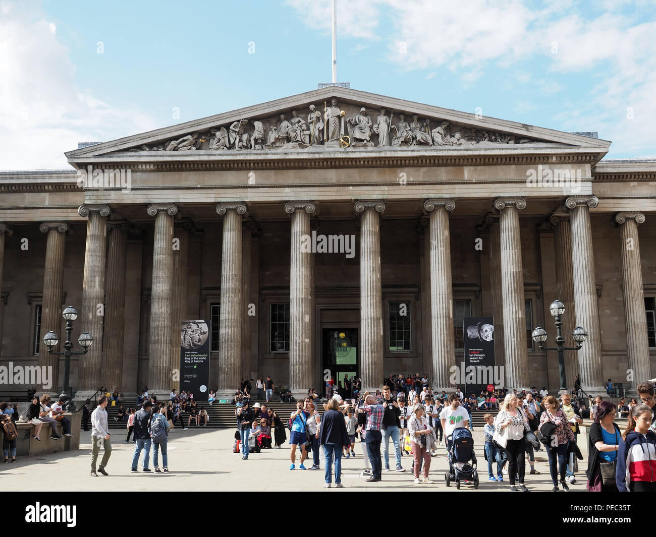 Ansicht der Vorderseite und Haupteingang des British Museum in London. Stockfoto
