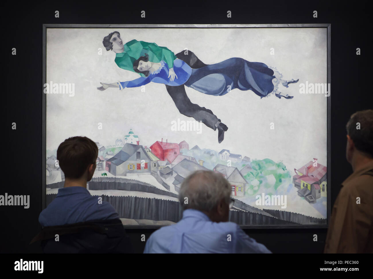 Besucher vor dem Gemälde "über der Stadt" von russischen modernistischen Maler Marc Chagall (1914-1918) in der Ausstellung im Centre Pompidou in Paris, Frankreich angezeigt. Die Ausstellung der russischen Avantgarde gewidmet - Garde in Witebsk (1918-1922) läuft bis 16. Juli 2018. Stockfoto