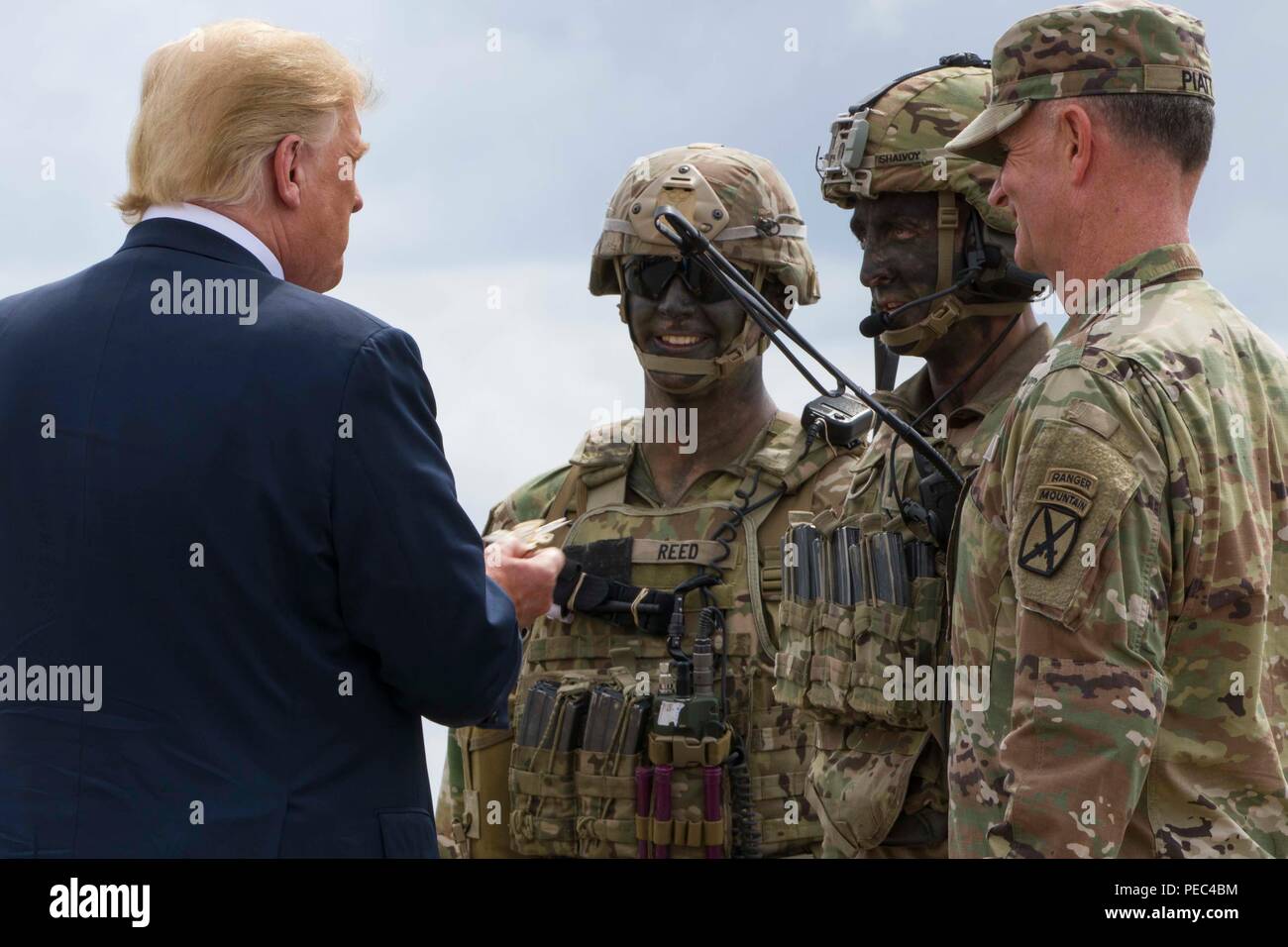 Präsident Donald J. Trumpf ist mit einem 10 Combat Aviation Brigade Herausforderung Münze nach einem Luftangriff und Gun regen Demonstration am Fort Drum, New York, am 13. August präsentiert. Die Demonstration war Teil des Trump Besuch der 10 Mountain Division (LI) der National Defense Authorization Act von 2019, der die Armee der autorisierten Active Duty ende Stärke von 4.000 ermöglicht uns kritische Fähigkeiten zur Unterstützung der nationalen Verteidigungsstrategie zu Feld zu unterzeichnen. (U.S. Armee Foto von Sgt. Thomas Scaggs) 180813-A-TZ 475-010 Stockfoto