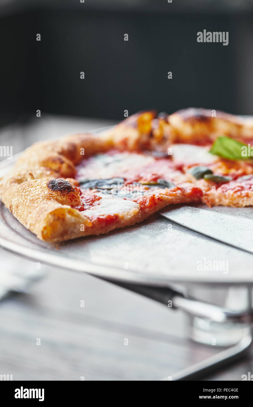 Nahaufnahme der frisch gebackene Pizza Margherita für Fach Stockfoto