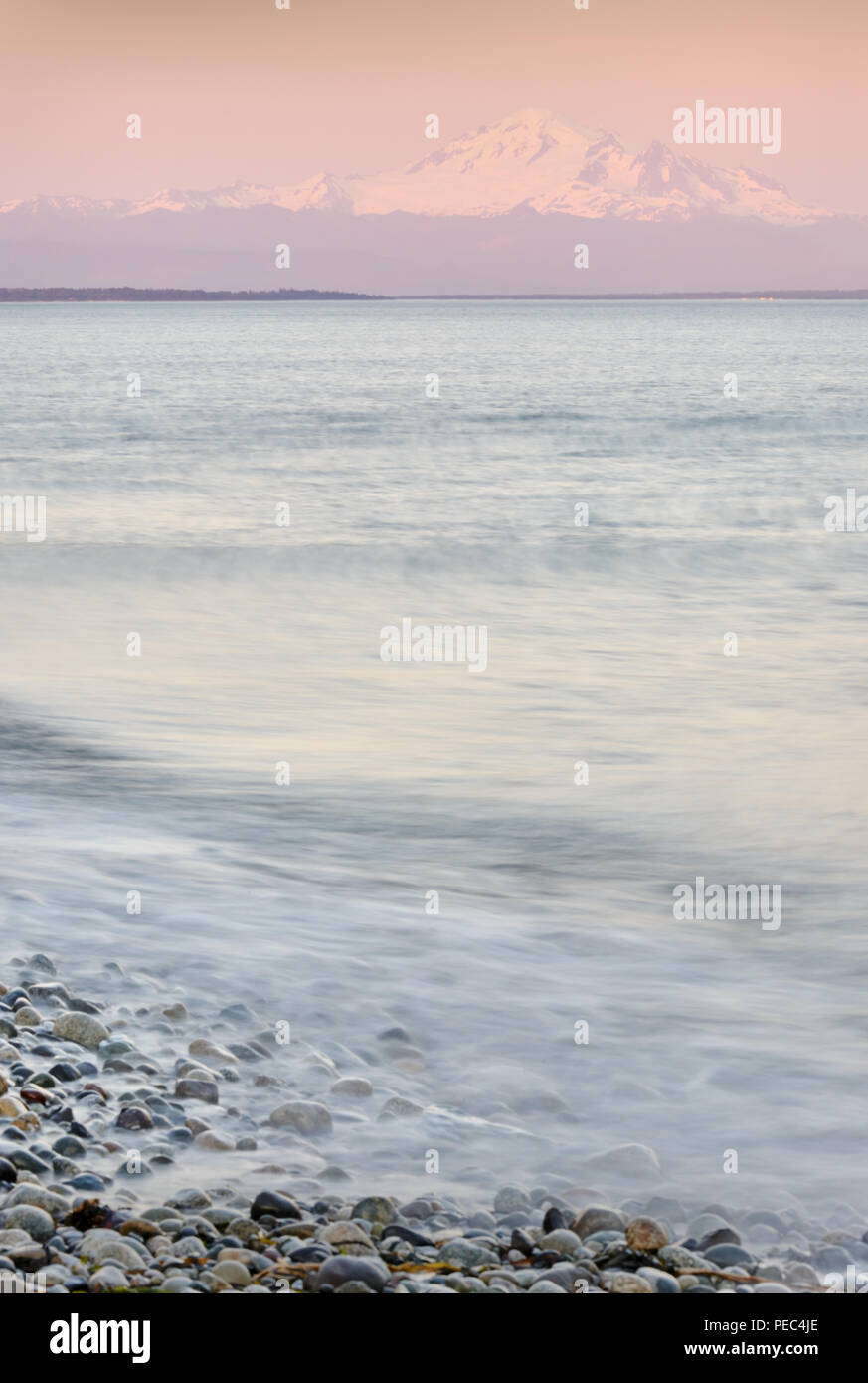 Mt Baker, Boundary Bay. Der Strand von Point Roberts, Washington State, mit Blick auf die Georgia Meerenge. USA. Stockfoto