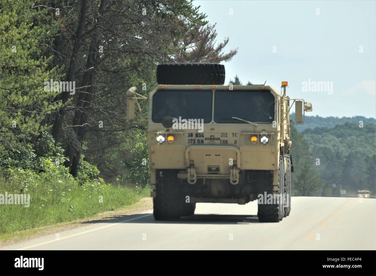 Service Mitglieder am Fort McCoy, Wis., für die die 86 Abteilung Weiterbildung unterstützen Training Übung (CSTX) 86-18-02 betreiben ein M1120 Heavy Expanded Mobility Tactical Truck (Load-Handling System) auf North Post on August 8, 2018. Die 86. Hält die Ausübung als Teil der US-Armee der kommandierende General Combat Support Training Programm. Tausende von Service Mitglieder mit der Armee sowie andere militärische Dienstleistungen und ausländische Streitkräfte beteiligen sich an der multinationalen Übung, einschließlich Canadian Armed forces Mitglieder. CSTX 86-18-02 ist die zweite von zwei CSTXs vom 86. unter Stockfoto