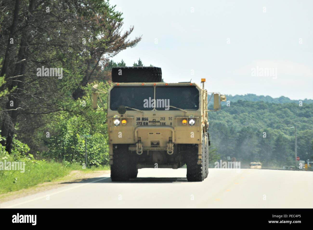 Service Mitglieder am Fort McCoy, Wis., für die die 86 Abteilung Weiterbildung unterstützen Training Übung (CSTX) 86-18-02 betreiben ein M1120 Heavy Expanded Mobility Tactical Truck (Load-Handling System) auf North Post on August 8, 2018. Die 86. Hält die Ausübung als Teil der US-Armee der kommandierende General Combat Support Training Programm. Tausende von Service Mitglieder mit der Armee sowie andere militärische Dienstleistungen und ausländische Streitkräfte beteiligen sich an der multinationalen Übung, einschließlich Canadian Armed forces Mitglieder. CSTX 86-18-02 ist die zweite von zwei CSTXs vom 86. unter Stockfoto