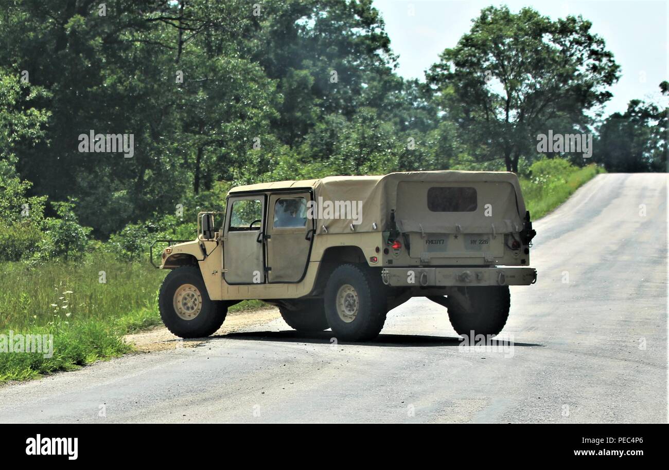 Service Mitglieder am Fort McCoy, Wis., für die die 86 Abteilung Weiterbildung unterstützen Training Übung (CSTX) 86-18-02 betreiben ein Humvee auf North Post on August 8, 2018. Die 86. Hält die Ausübung als Teil der US-Armee der kommandierende General Combat Support Training Programm. Tausende von Service Mitglieder mit der Armee sowie andere militärische Dienstleistungen und ausländische Streitkräfte beteiligen sich an der multinationalen Übung, einschließlich Canadian Armed forces Mitglieder. CSTX 86-18-02 ist die zweite von zwei CSTXs vom 86th statt am Fort McCoy in diesem Jahr. (U.S. Armee Foto von Scott T. St Stockfoto