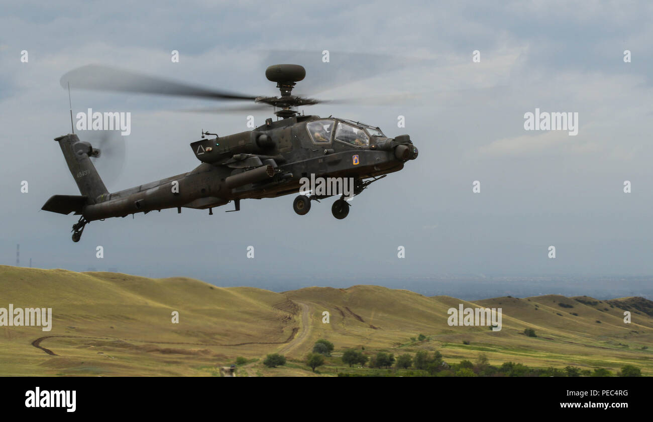 Eine AH-64 Apache Helikopter mit 1 Bataillon, 3 Aviation Regiment schwebt über wasiani Training Area, Georgien, während eine kombinierte Waffen live fire Übung führte durch den 2nd Battalion, 5th Cavalry Regiment, 12.08.2018. 2-5 CAV nahmen an edlen Partner 2018, ein georgischer Streitkräfte und US-Armee Europa kooperativ-led-übung in der vierten Iteration bestimmt zu unterstützen und die Bereitschaft und die Interoperabilität von Georgia, USA verbessern und die teilnehmenden Nationen während eines multinationalen Ausbildung Betrieb. (U.S. Armee Foto von Sgt. Kris Bonet) Stockfoto