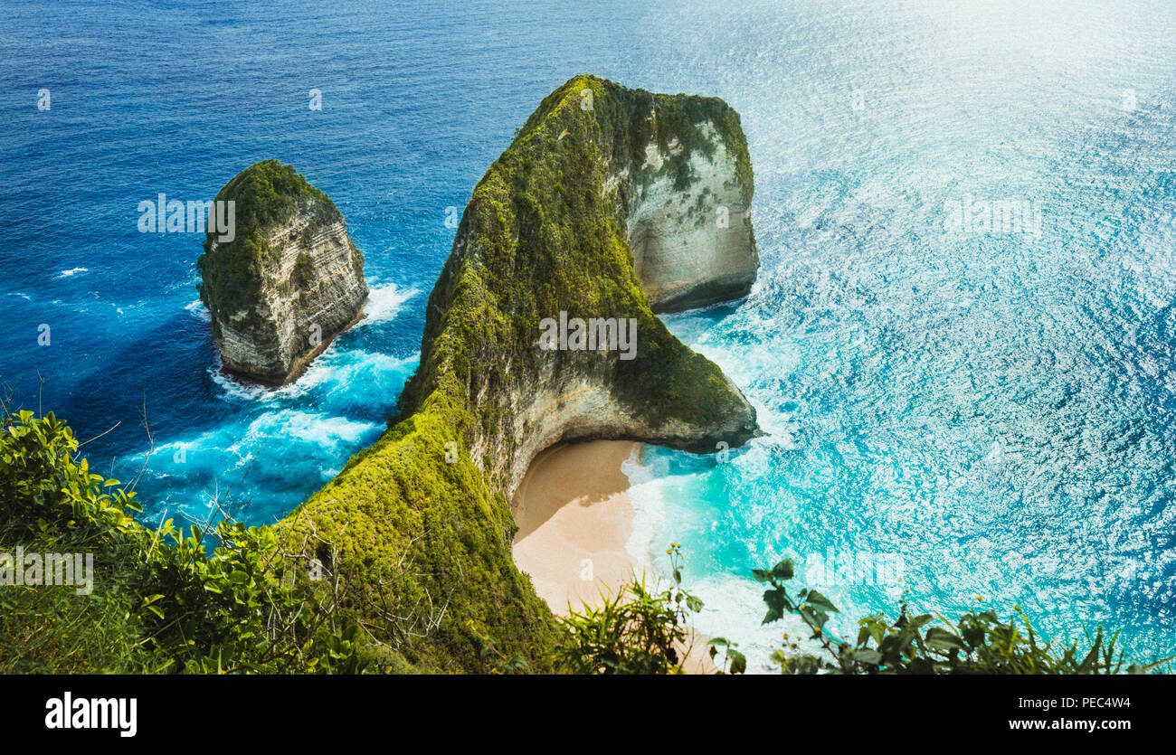 Panorama-aufnahme von Manta Bay oder Kelingking Beach auf Nusa Penida Insel, Bali, Indonesien Stockfoto