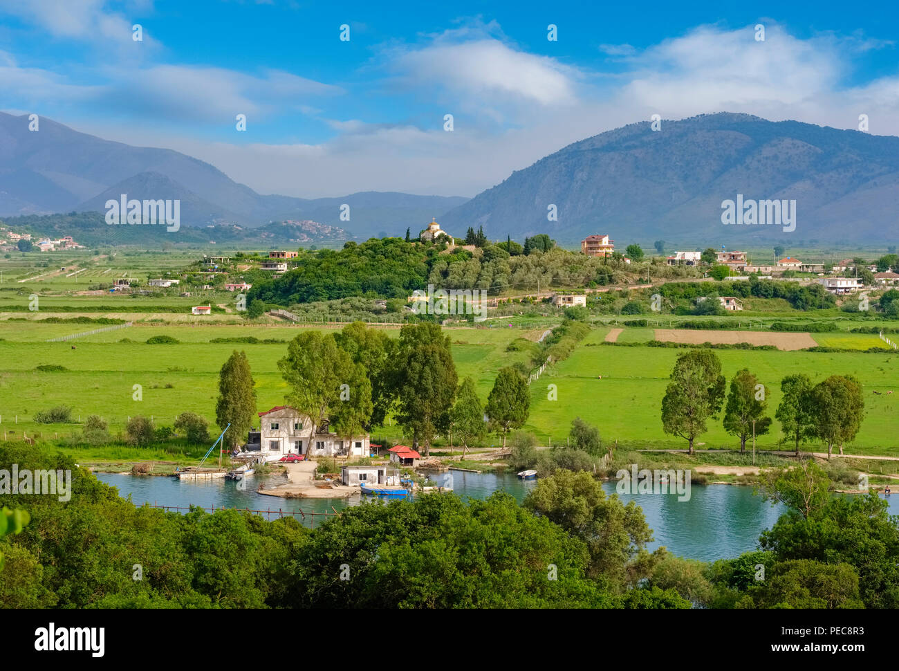 Landschaft bei Saranda mit Kisha e Shendellise Kirche, Vivar Canal, Butrint National Park, Varkala, Albanien Stockfoto