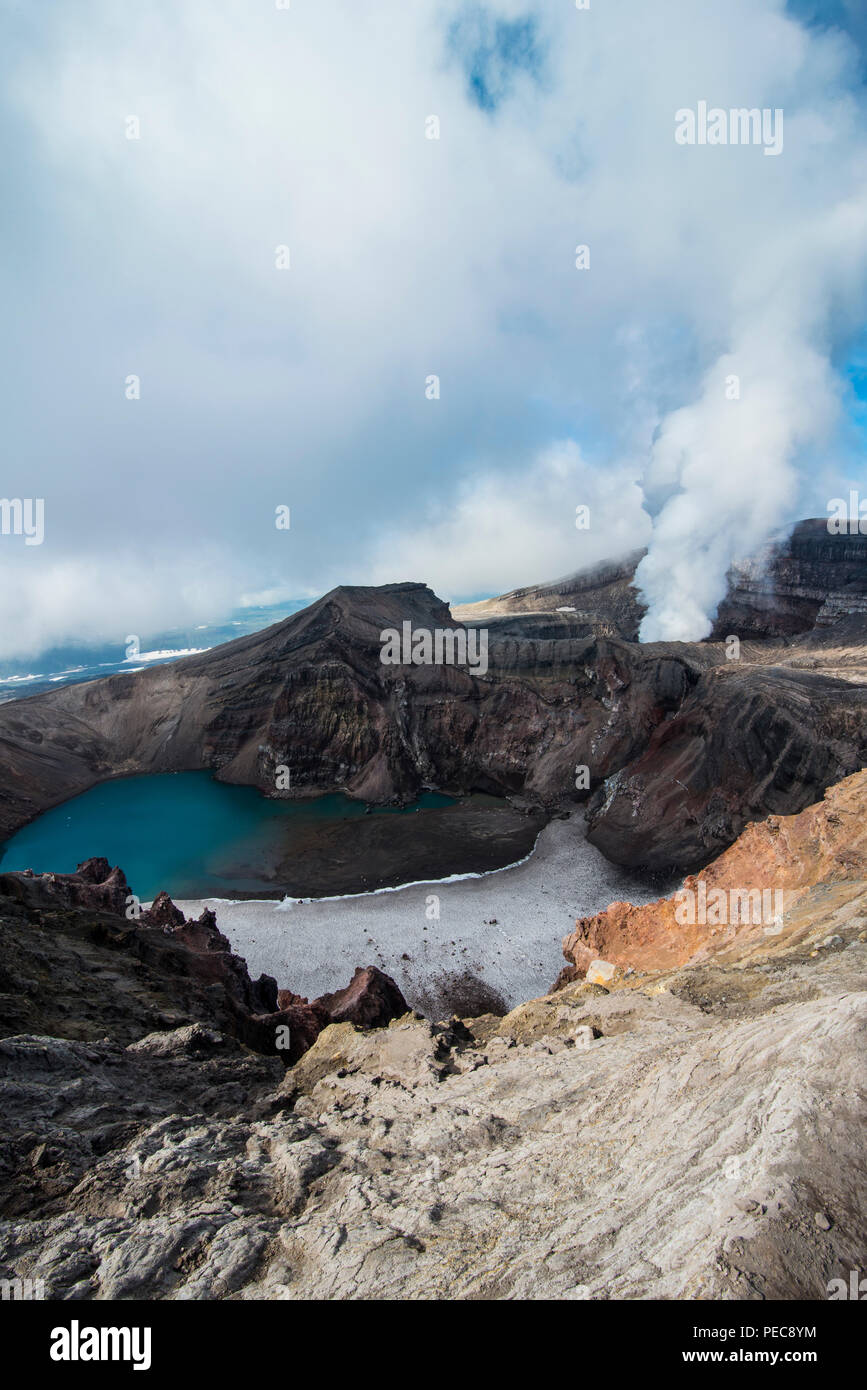 Fumarole mit dampfenden Kratersee auf der Gorely, Kamtschatka, Russland Stockfoto