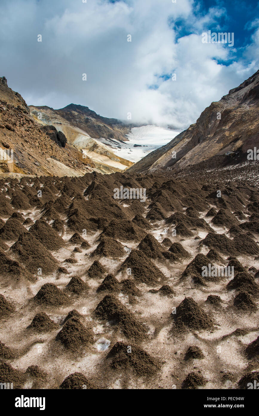 Wenig sand Dämme auf einem Gletscher Feld am Mutnovsky Vulkan, Kamtschatka, Russland Stockfoto
