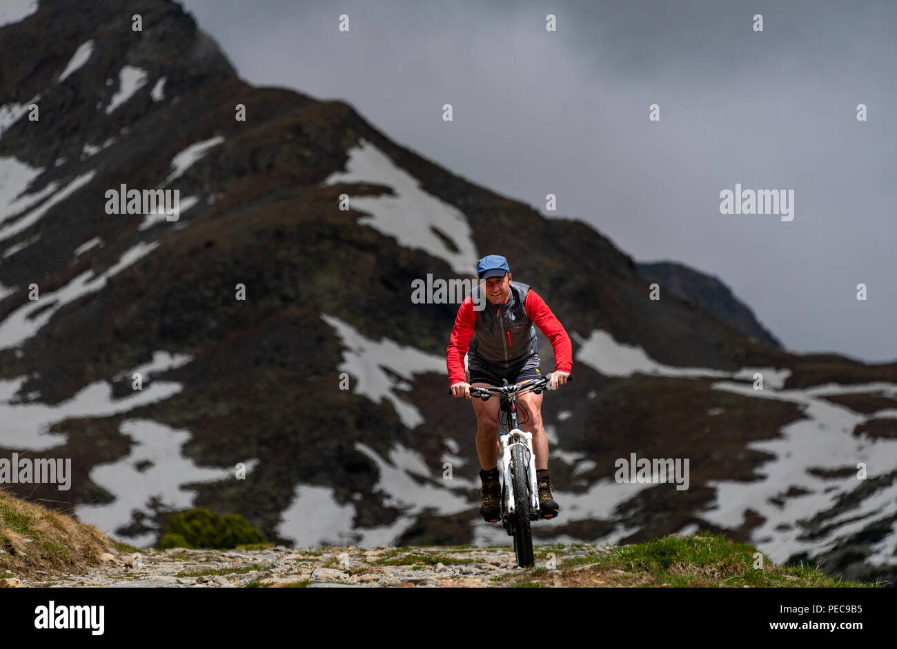 Mountainbiker vor der Bergspitze, Sarntaler Alpen, San Martino, Sarntal, Südtirol, Italien Stockfoto