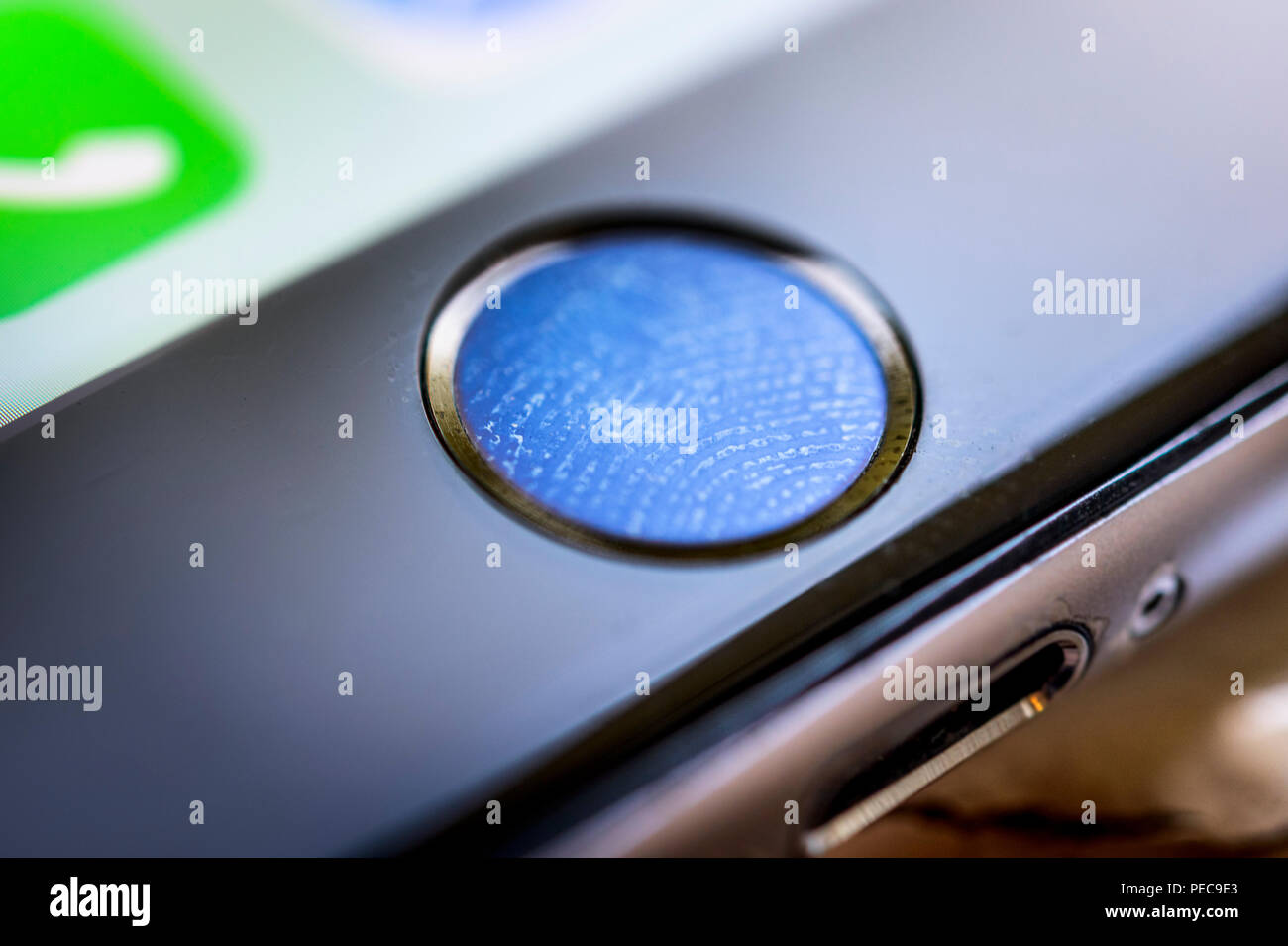 Nahaufnahme der Schaltfläche "Home" des iPhone 6s mit Fingerabdruck auf Fingerprint Sensor, Touch ID, Fingerprint Reader, iOS, Smartphone Stockfoto