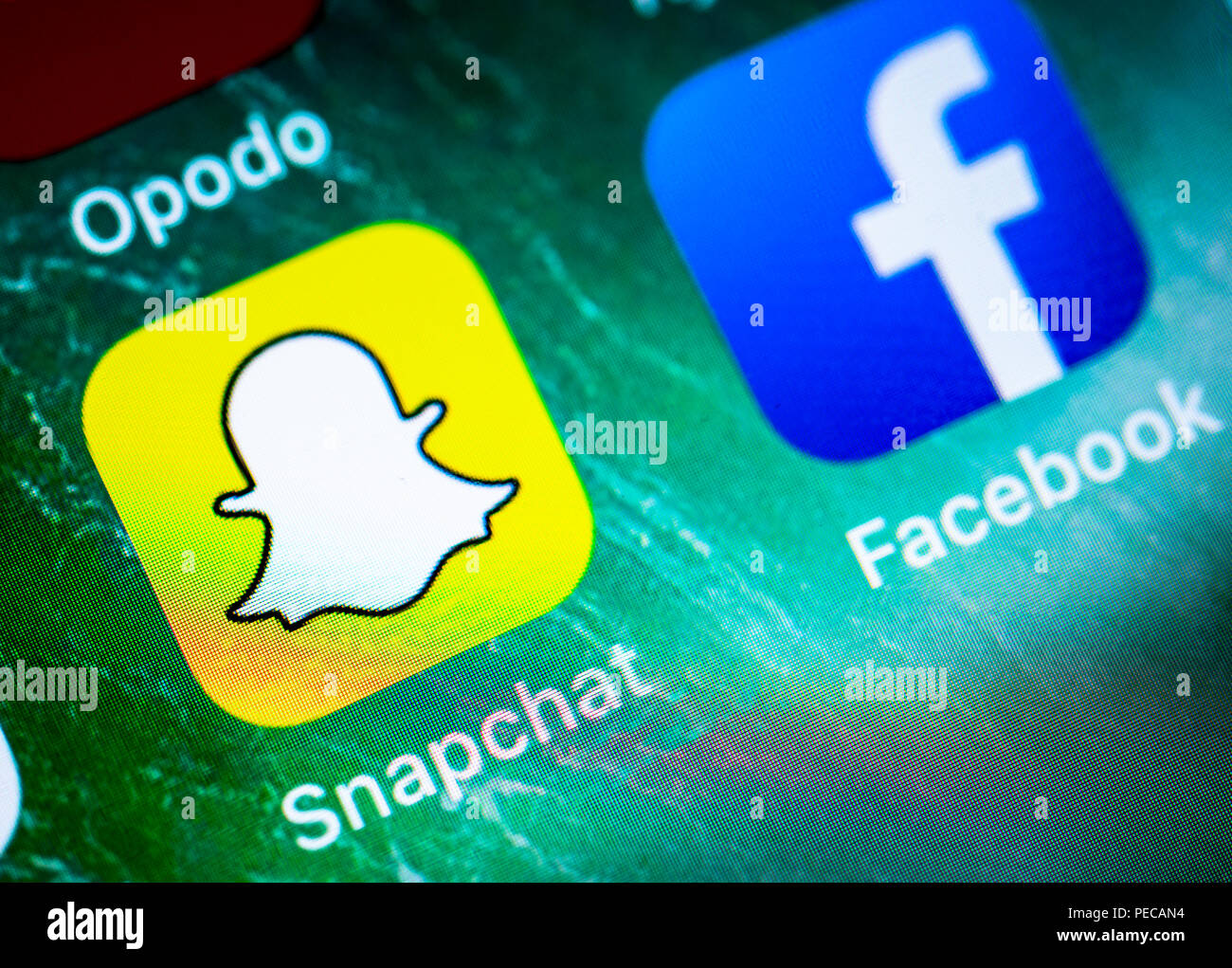 Snapchat und Facebook, Social Networks, Symbol der App auf dem iPhone, iOS, Bildschirm, Display, Nahaufnahme, Detail, Deutschland Stockfoto