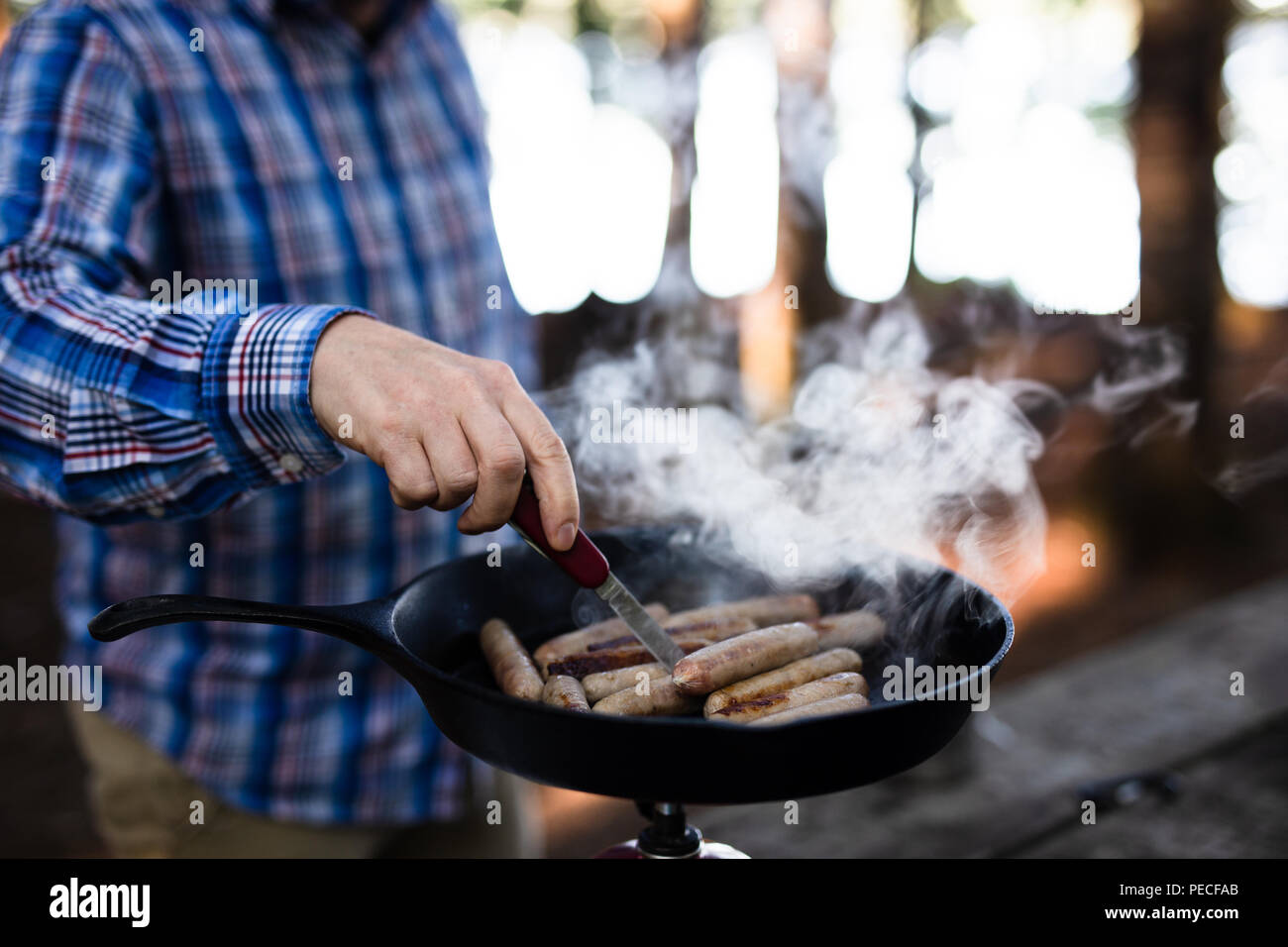 Mann kochen Messer Camping Stockfoto