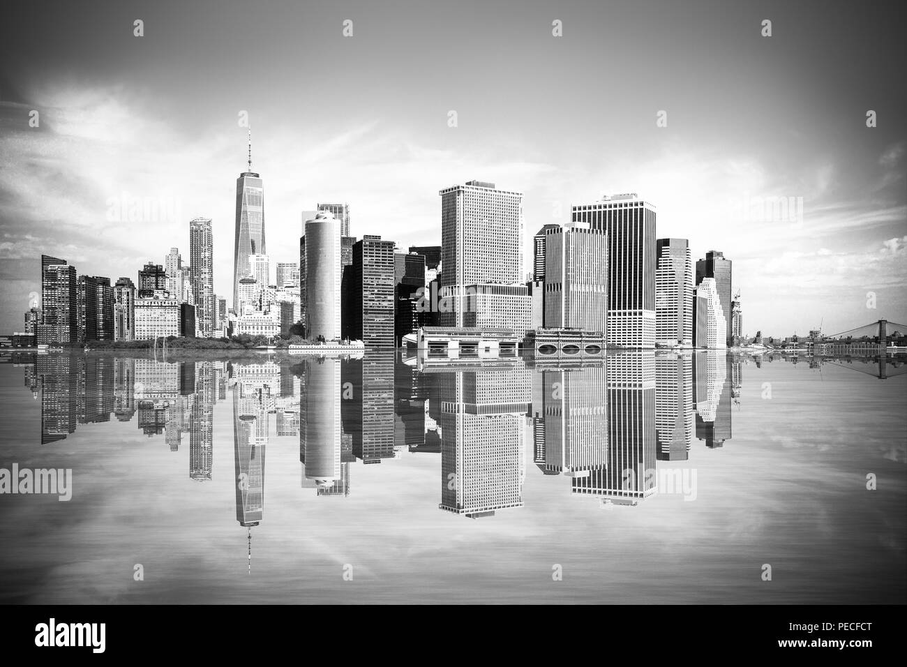 New York City Skyline von Downtown Manhattan Financial District mit Wasser Stockfoto