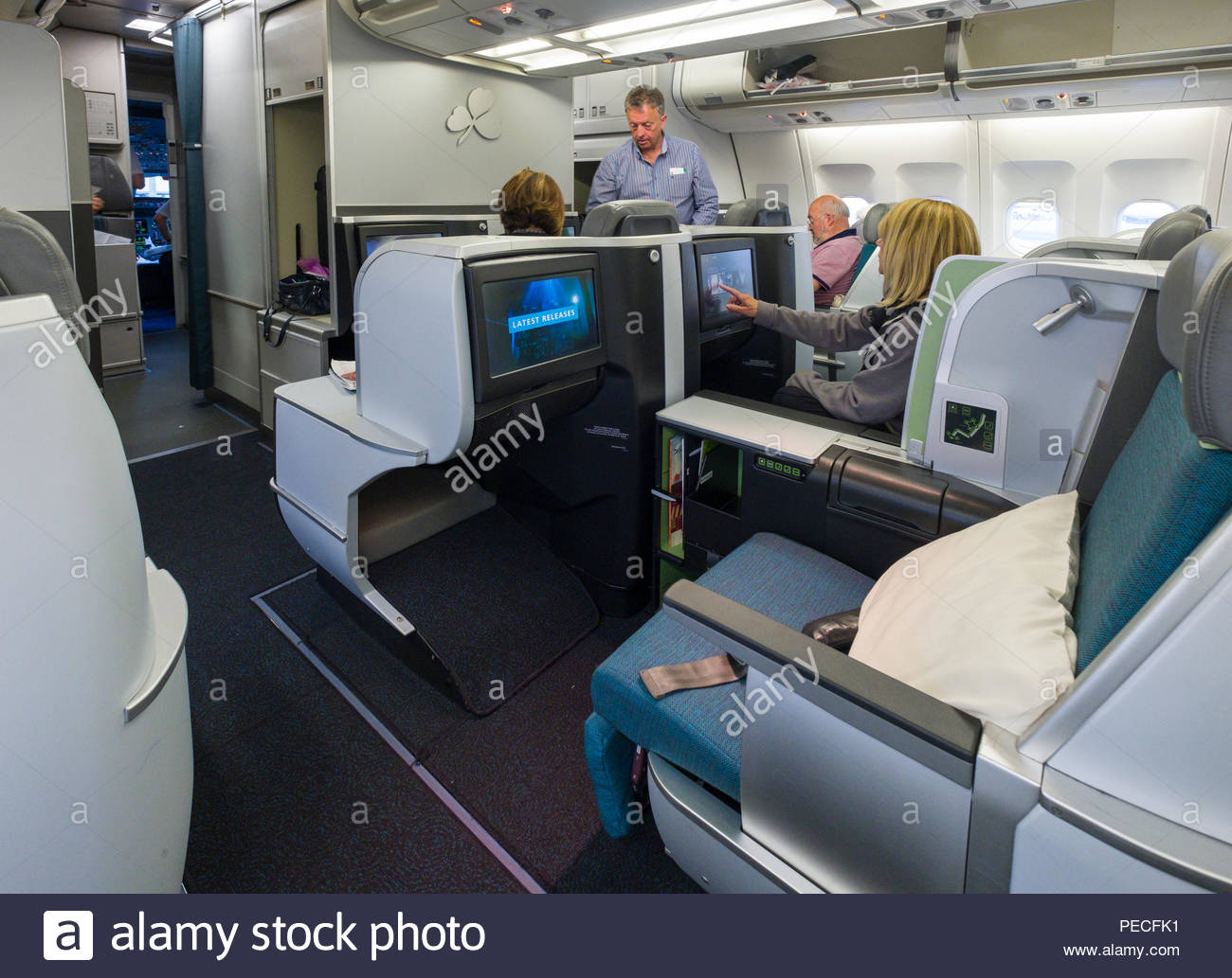 Die Passagiere Sitzen In Aer Lingus Lie Flat Sitze An Bord