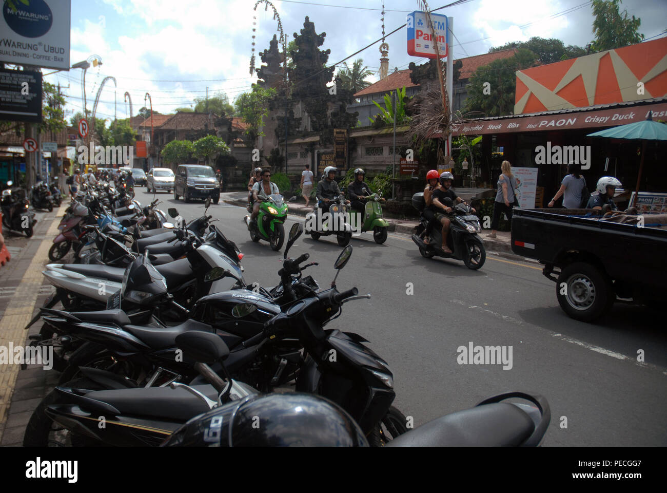 Heavy Traffic der Motorroller und Motorräder auf den Straßen von Ubud, Bali, Indonesien. Stockfoto