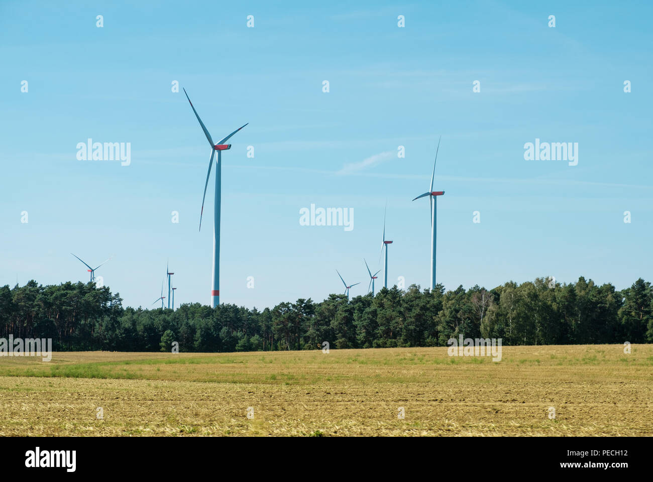 Windenergieanlagen/Windmühlen in ländlichen Landschaft - Erneuerbare Energien Stockfoto