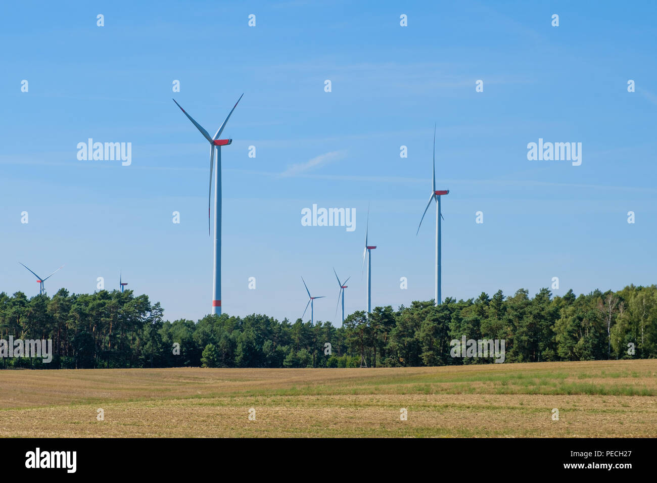 Windenergieanlagen/Windmühlen in ländlichen Landschaft - Erneuerbare Energien Stockfoto