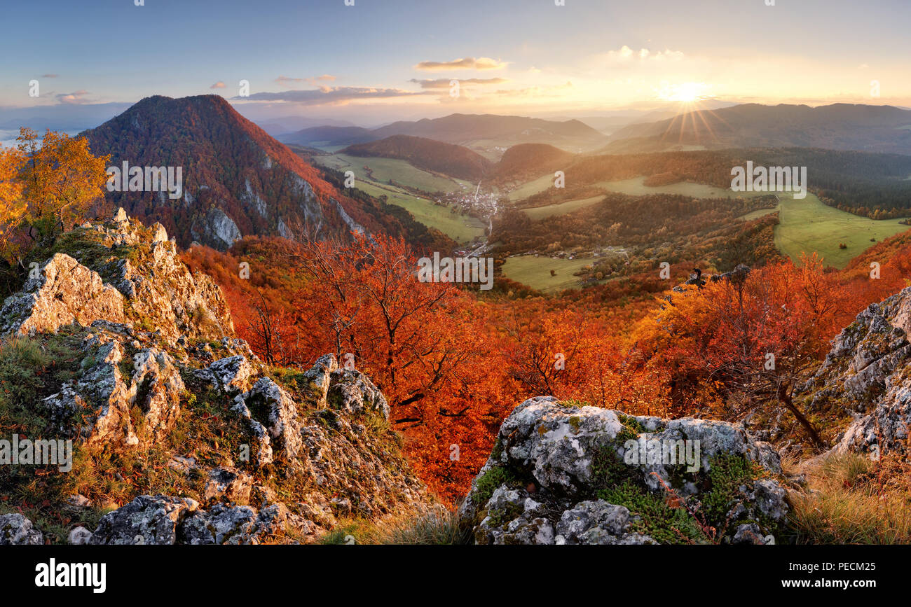 Slowakei Herbst Landschaft Panorama bei Sonnenuntergang Stockfoto