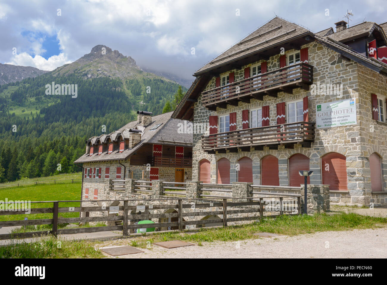 Altes traditionelles Gebäude in Dolomiten am Pass Karerpass in Trentino Alto Adige, Italien Stockfoto