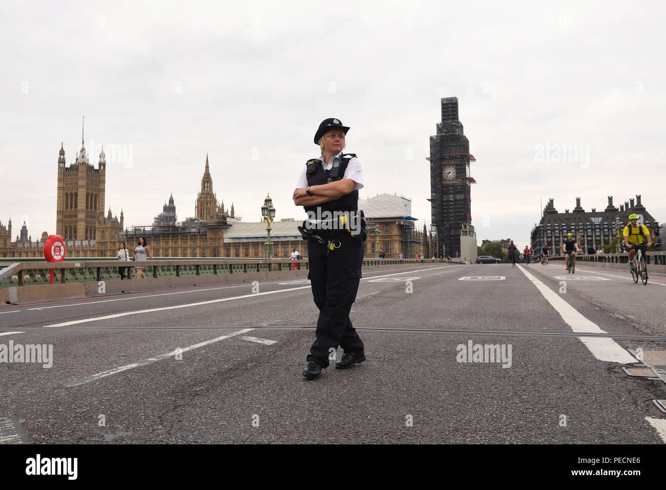 Die Polizei auf die Westminster Bridge, London, nach einem Auto in Sicherheit Sperren außerhalb der Häuser des Parlaments. Stockfoto