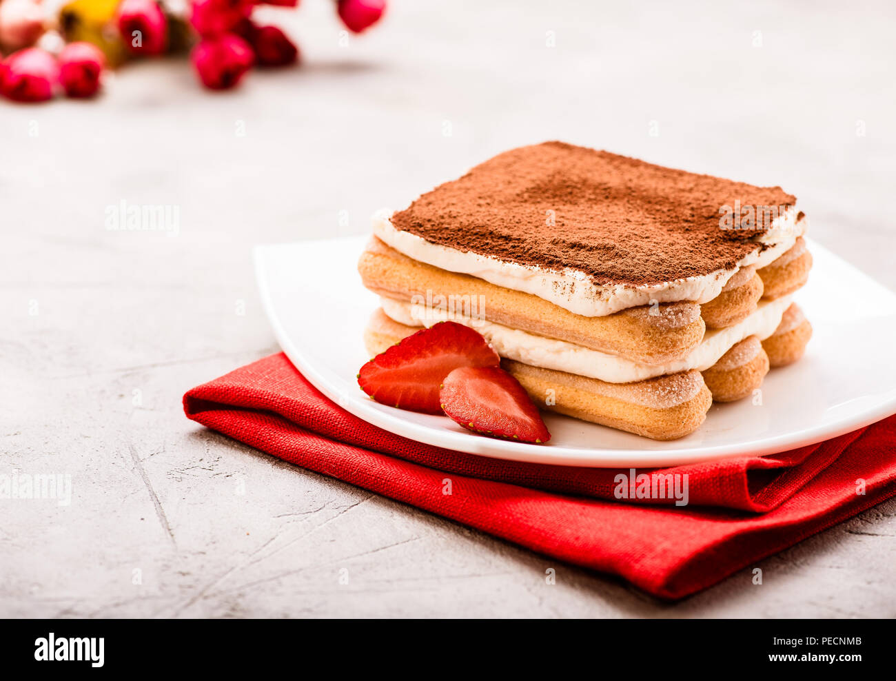 Tiramisu mit Erdbeeren auf den Tisch. Valentines Konzept. Stockfoto