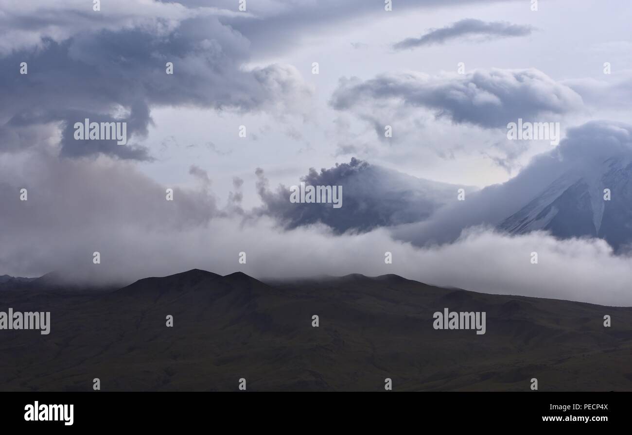 Kluchevskoy Vulkan langsam Eruption (Rauch) mit Wolken um Int Stockfoto