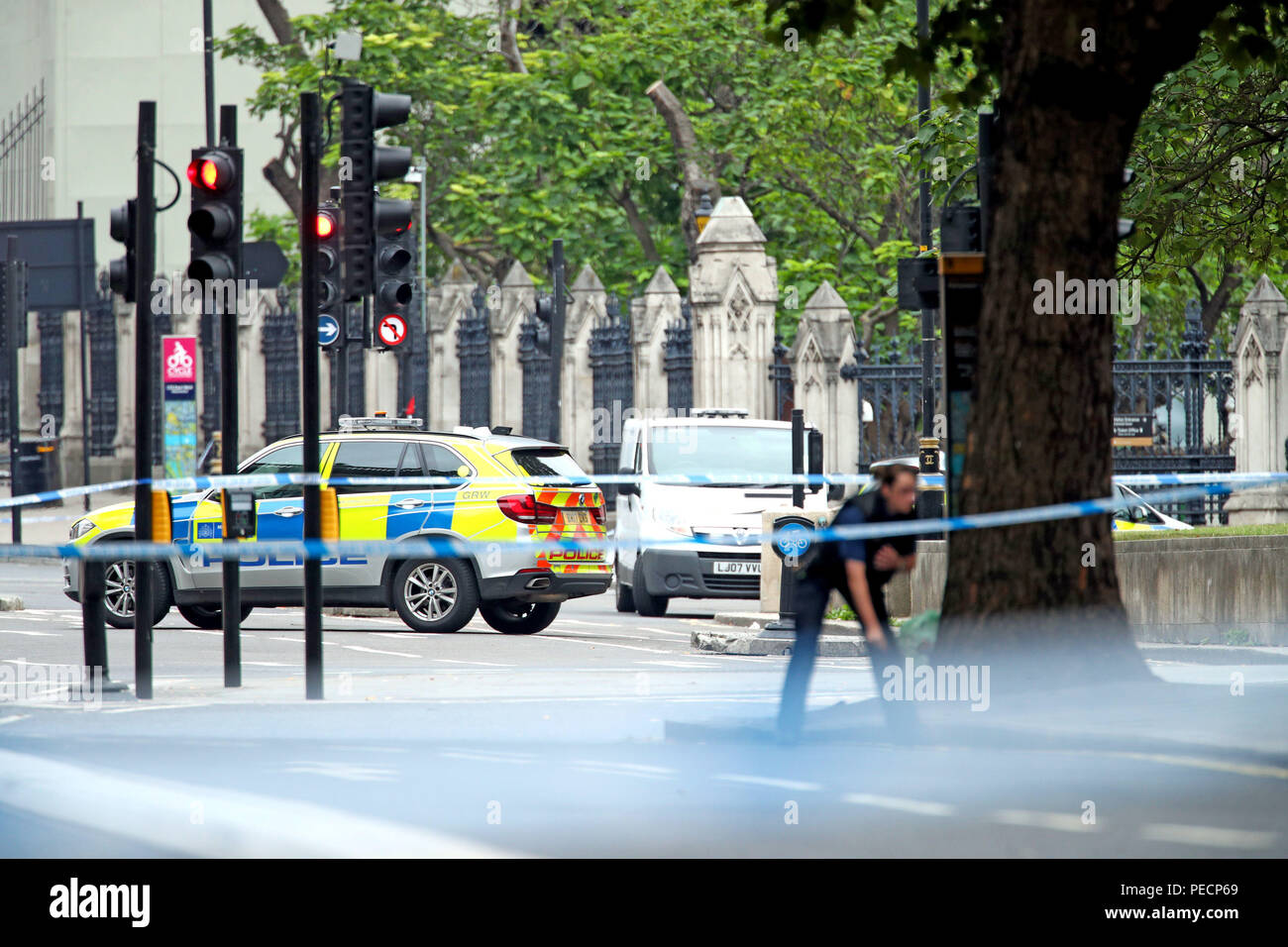 Die Polizei auf die Westminster Bridge, London, nach einem Auto in Sicherheit Sperren außerhalb der Häuser des Parlaments. Stockfoto