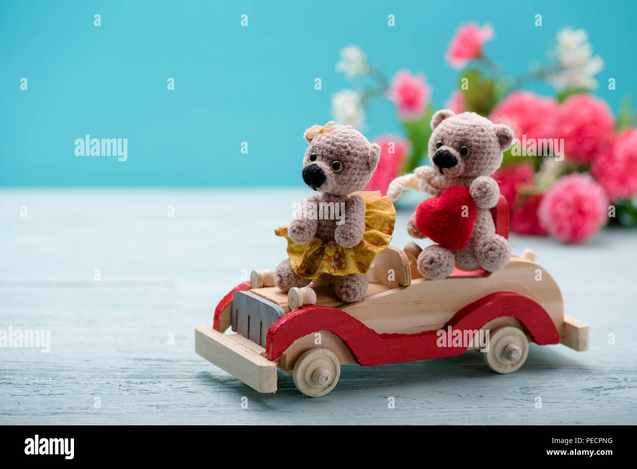 Valentines Tag. Liebe Herz. Paar Teddybären auf dem Auto. Handgefertigte  Spielzeuge. Ein Angebot der Ehe. Vintage Retro-romantischen Stil. Familie,  Hochzeit und Freundschaft Stockfotografie - Alamy