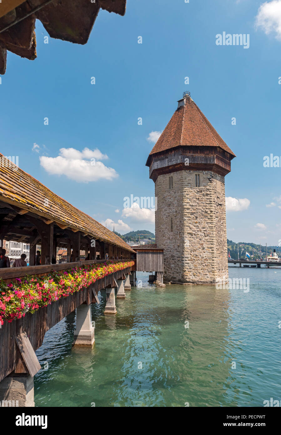 Hölzerne Kapelle Brücke (Kapellbrücke mit Wasserturm (Wasserturm) in Luzern (Luzern), Schweiz Stockfoto