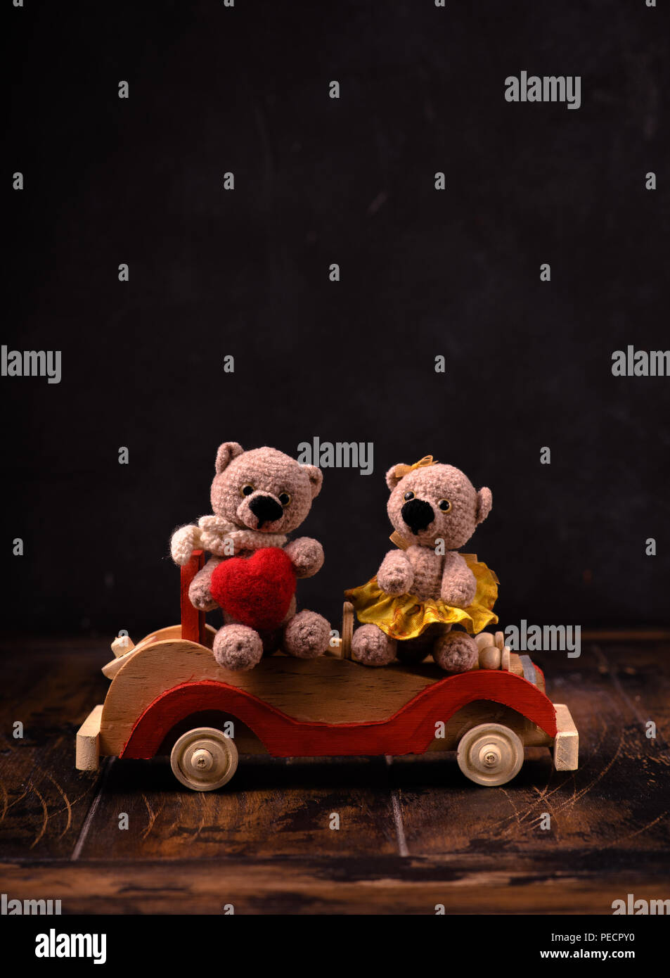 Valentines Tag. Liebe Herz. Paris. Paar Teddybären. Handgefertigte Spielzeuge. Ein Angebot der Ehe. Vintage Retro-romantischen Stil. Familie, Heirat und Freundschaft. Tafel mit Kreide. Stockfoto