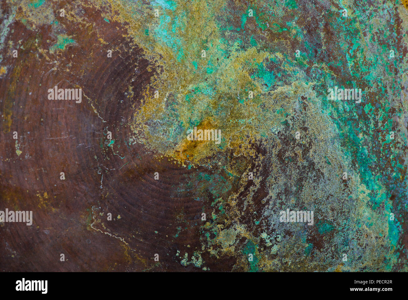 Zusammenfassung Hintergrund. Kupfer, Smaragd, Braun, Gelb. Retro. Korrosion an Kupfer Becken Stockfoto