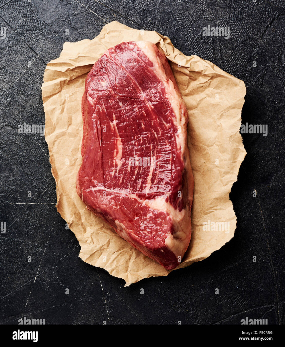 Rohe frische marmoriertes Fleisch Black Angus Steak auf schwarzem Hintergrund. Ansicht von oben. Stockfoto