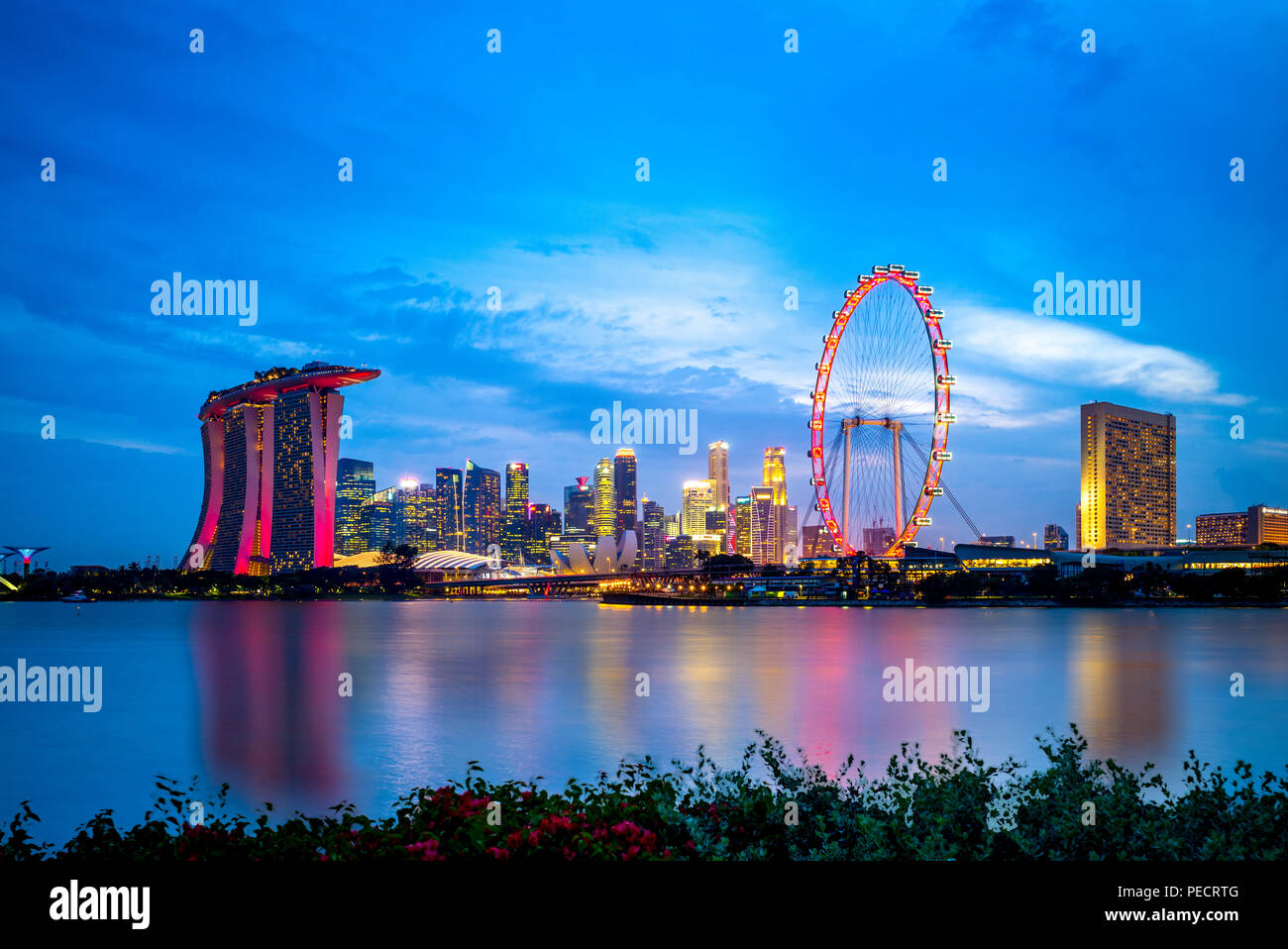 Skyline von Singapur, das Meer bei Nacht Stockfoto